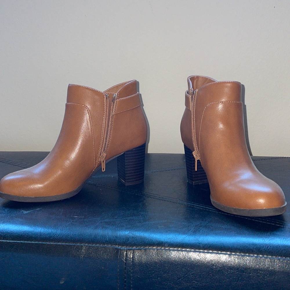 Size 5 Giani Bernini Chestnut colored Boots